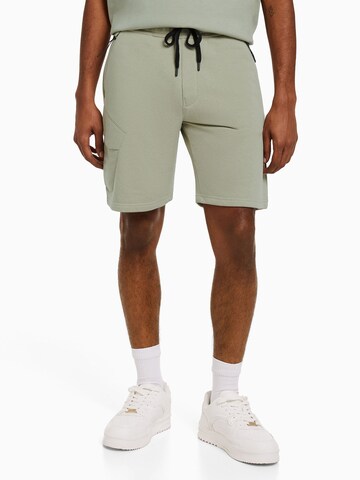 Bershka Regular Cargo trousers in Green: front