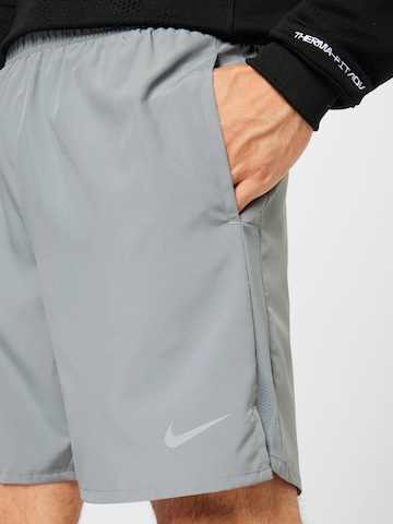 NIKEregular Sportske hlače 'Challenger' - siva boja