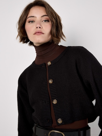Cardigan ' ' Apricot en noir