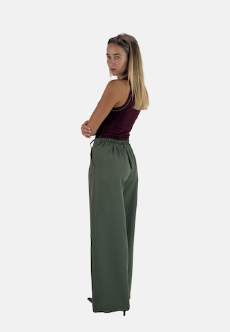 Elara Wide leg Pleat-front trousers in Green