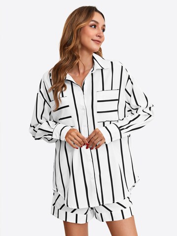 Pantaloni scurți de la Imily Bela pe alb: față