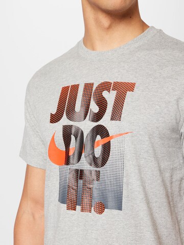 T-Shirt Nike Sportswear en gris