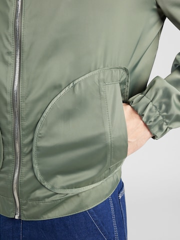 DRYKORN Prehodna jakna 'KARLONA' | zelena barva