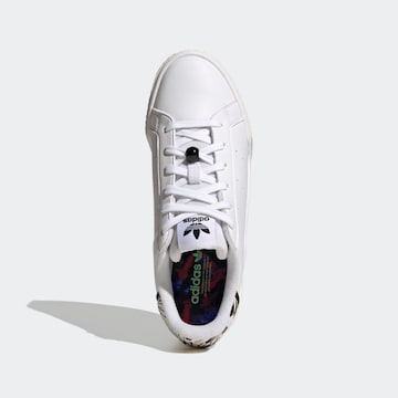 balts ADIDAS ORIGINALS Zemie brīvā laika apavi 'Court Tourino Bold'