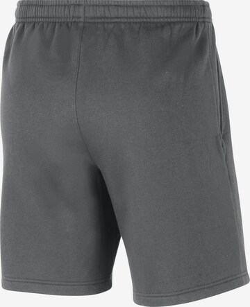 NIKE Regular Sportshorts in Grau