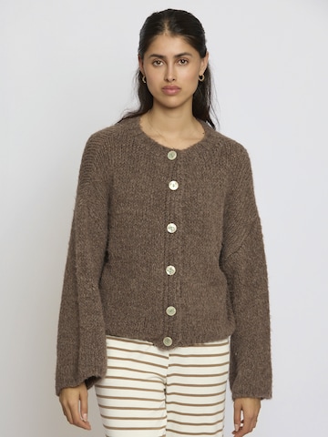 Lilavie Strickjacke ' Taynaa ' in Braun: Vorderseite