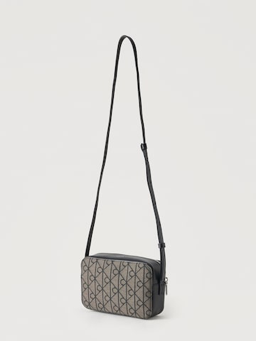 Calvin Klein Taška přes rameno – černá