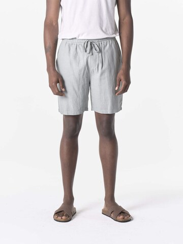 KOROSHI Regular Shorts in Grau: Vorderseite