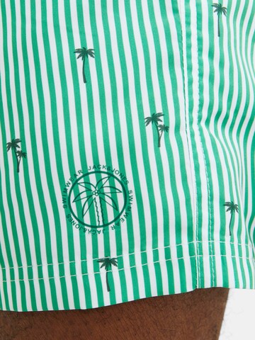 Shorts de bain 'FIJI' JACK & JONES en vert