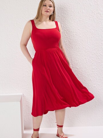 Trendyol Curve Kleid in Rot