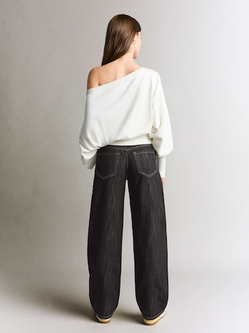 Barrel Jeans de la Bershka pe negru