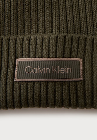 Căciulă de la Calvin Klein pe verde