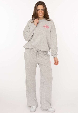Zwillingsherz Sweatshirt 'FEEL GOOD CLUB' in Grijs