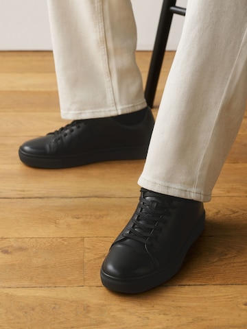 Baskets basses Next en noir