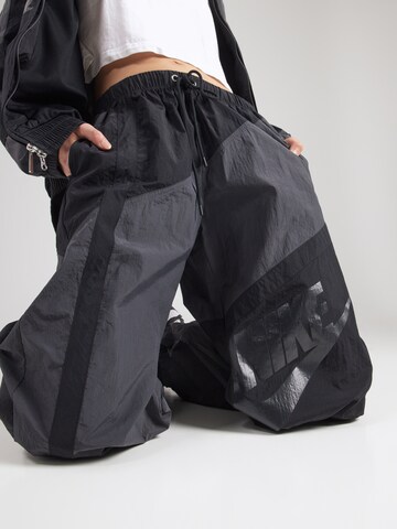 Baggy Pantaloni di Nike Sportswear in grigio