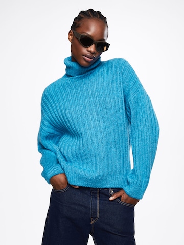 MANGO Sweater 'Pitufo' in Blue: front