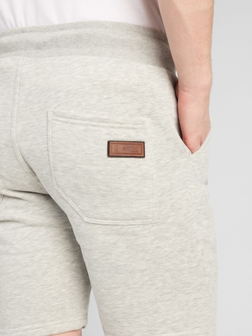 Regular Pantalon naketano en gris