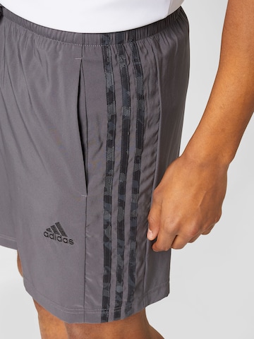 ADIDAS SPORTSWEAR - Regular Calças de desporto 'Essentials Chelsea' em cinzento