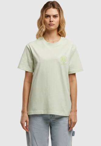 Merchcode Shirt 'Iced Matcha Latte' in Groen