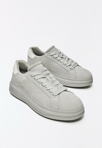 Bershka Sneaker in Grau