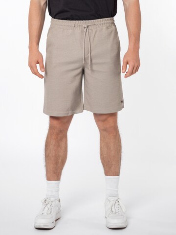 Sublevel Regular Shorts in Beige: Vorderseite