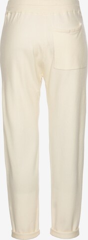 Tapered Pantaloni de la LASCANA pe alb