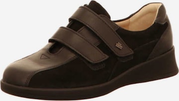 Finn Comfort Classic Flats in Brown: front