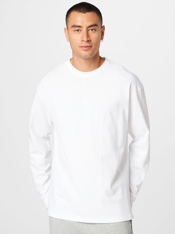 Nike Sportswear Shirt in White: front