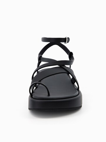 Bershka Páskové sandály – černá