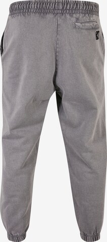 Tapered Pantaloni di Karl Kani in grigio