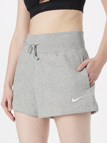 Nike Sportswear Loosefit Kalhoty 'Phoenix Fleece' – šedá