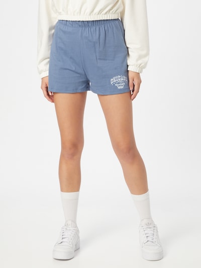Trendyol Shorts in taubenblau / weiß, Modelansicht