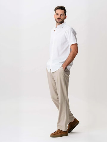 Coupe regular Chemise ' Linen Blend ' TEESHOPPEN en blanc