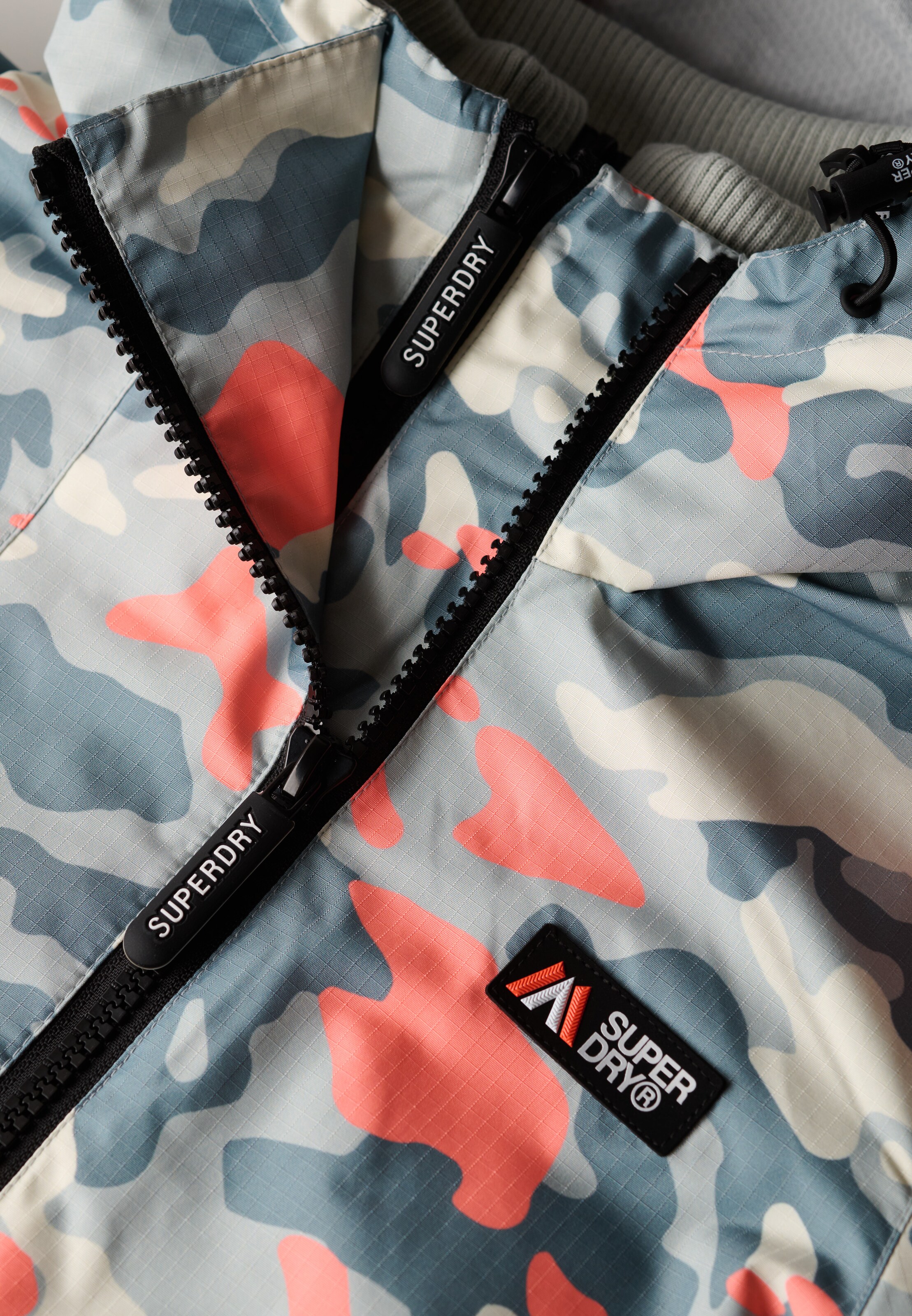 Superdry & Co Tussenjas in Grijs