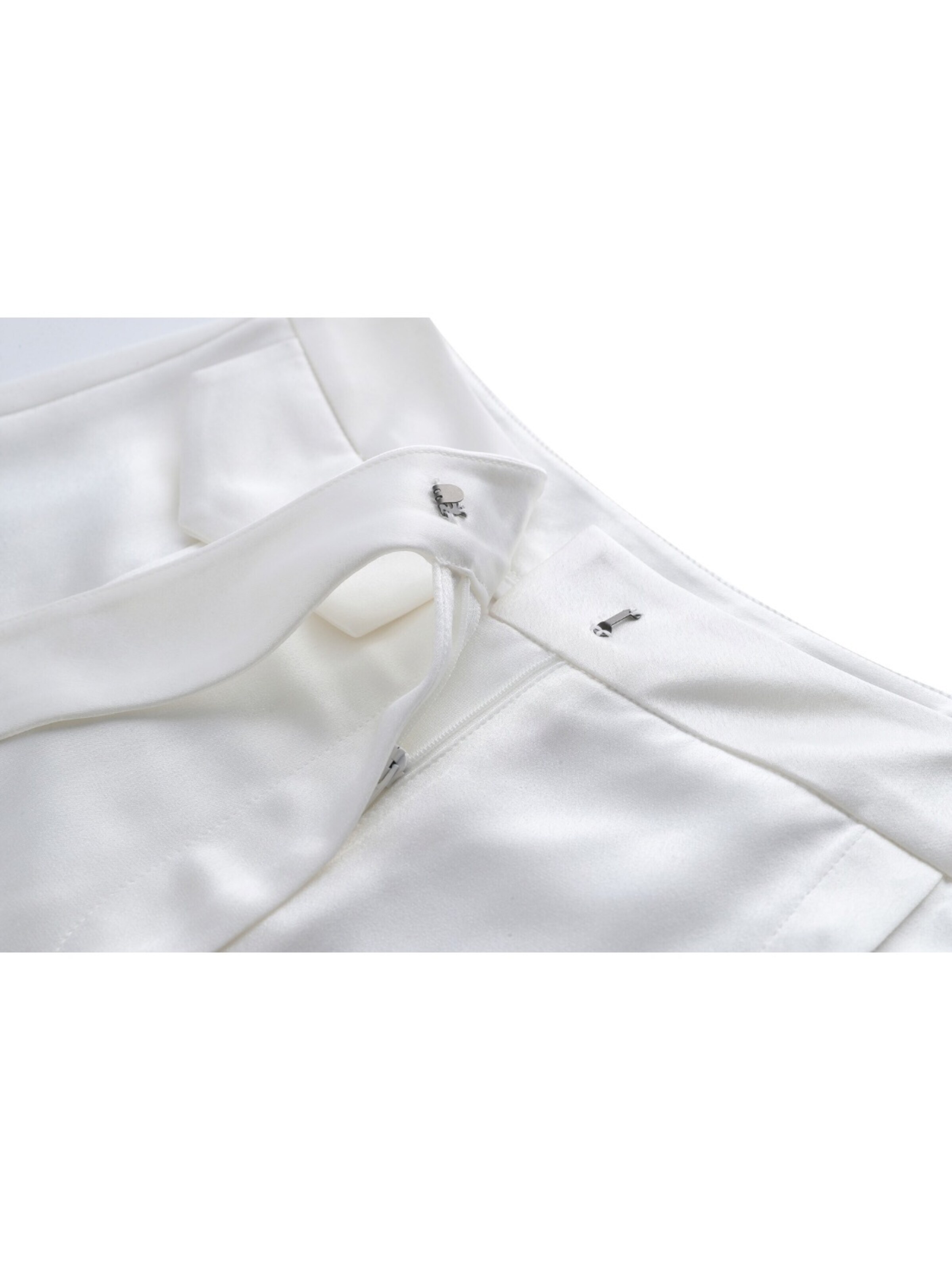 regular Pantaloni 'Hand-Sewn Slit Trousers' di iellele in bianco