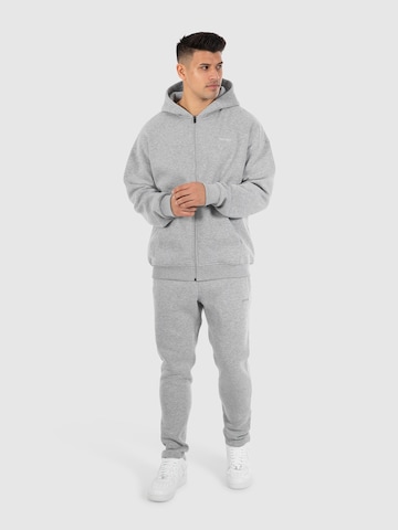 Coupe slim Pantalon 'Evra' Smilodox en gris