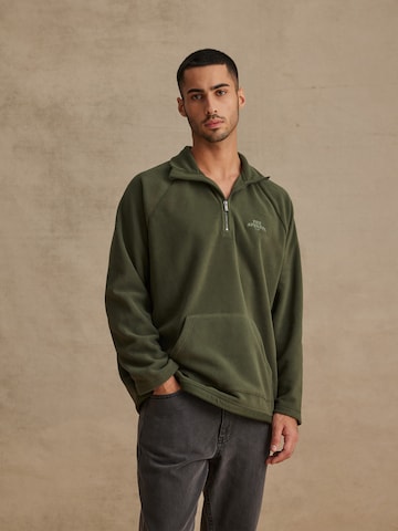 DAN FOX APPAREL Fleece Jacket 'Semih' in Green: front