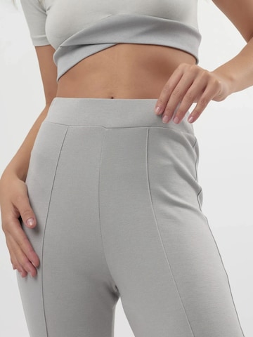 Hiccup - Flared Calças em cinzento