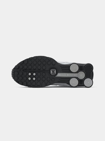 Sneaker low 'SHOX R4' de la Nike Sportswear pe argintiu