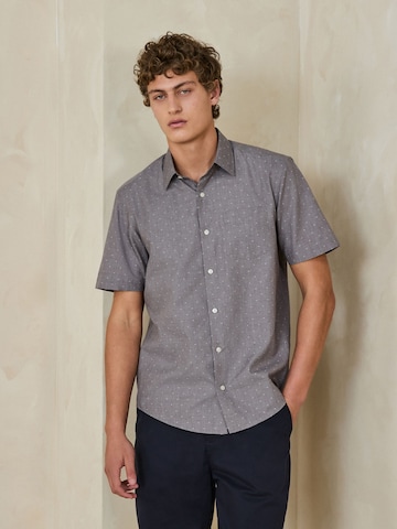 Next - Ajuste regular Camisa en gris: frente