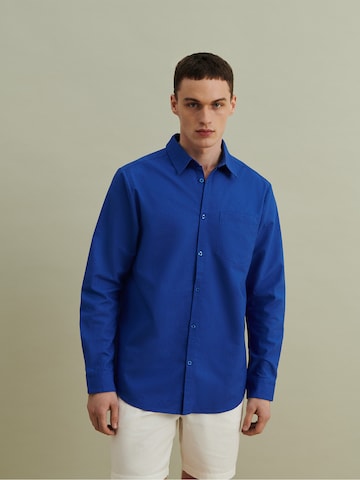 DAN FOX APPAREL Regular fit Риза 'Kenan' в синьо: отпред