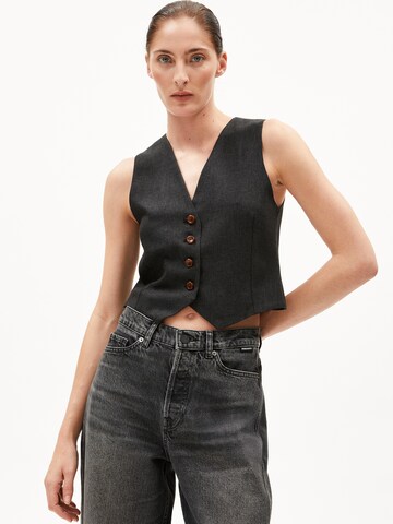 ARMEDANGELS Bodywarmer in Grijs: voorkant