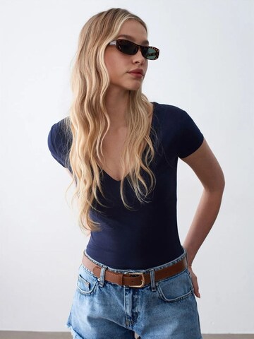 Dilvin Top in Blue: front
