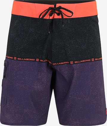 BILLABONG Szorty kąpielowe do kolan 'FIFTY50' w kolorze fioletowy: przód