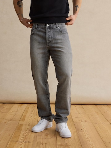 DAN FOX APPAREL Regularen Kavbojke 'Jack' | siva barva: sprednja stran