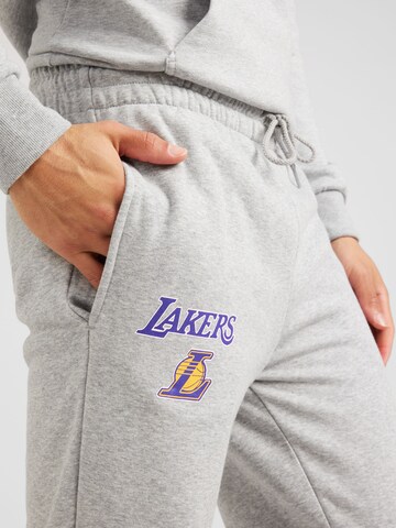 NEW ERA Tapered Trousers 'NBA ESSENTLS LOSLAK' in Grey