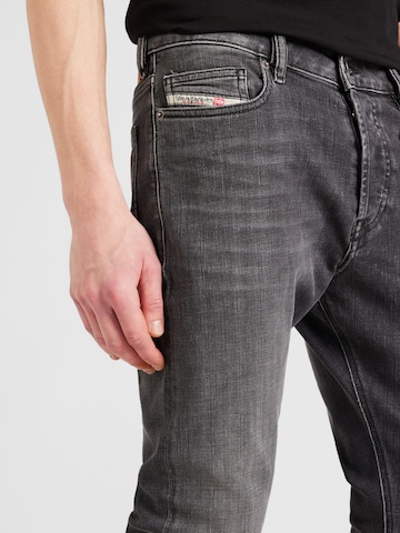 regular Jeans 'LUSTER' di DIESEL in grigio