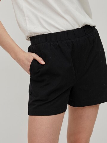 VILA Regular Shorts in Schwarz