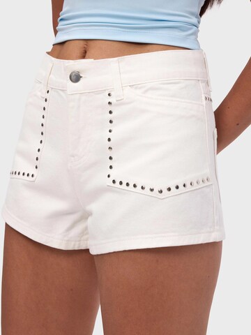 IT'S BASIC Regular Jeans 'SUPER MINI SHORT' in Wit