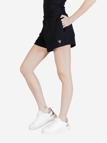 Wide leg Pantaloni 'SILVY SHORTS V6GD14 K3090' di GUESS in nero